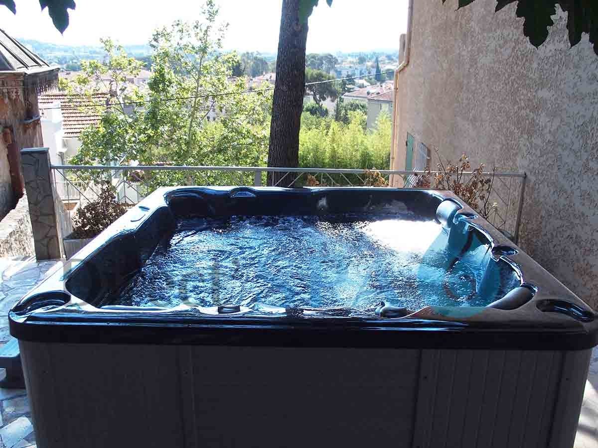 JACUZZI-5-PLACES-BLACK-PUR-MODELE-ALPHA
